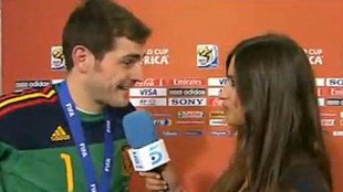 Iker Casillas wycałował reporterkę TV na wizji [VIDEO]