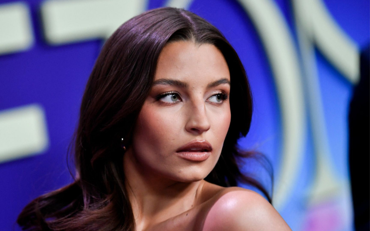 To z nim przyłapali Julię Wieniawę. Kim jest ten przystojniak?