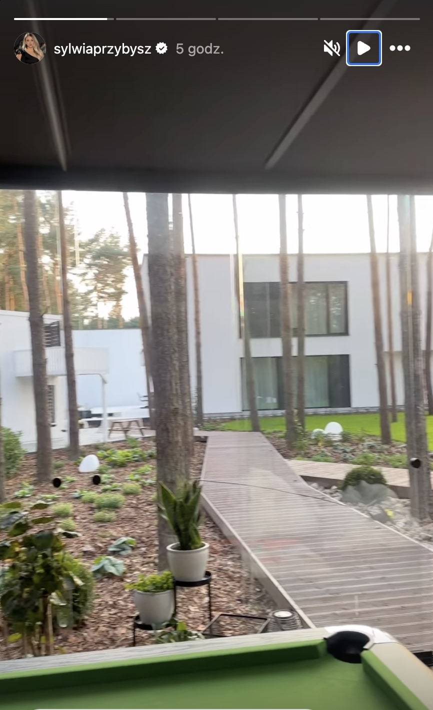 Sylwia Przybysz pokazała swój ekskluzywny OGRÓD! Stół do bilarda, fontanny i piękny las (FOTO)