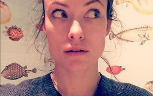 Synek Olivii Wilde zakłada stanik mamy(Instagram)