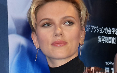 Jeden wieczór i dwie fatalne stylizacje Scarlett Johansson