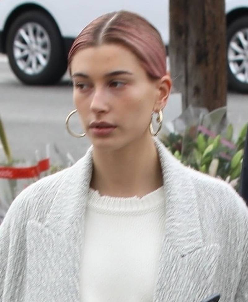 Hailey Bieber w różowych włosach zaskoczyła nietypową stylizacją