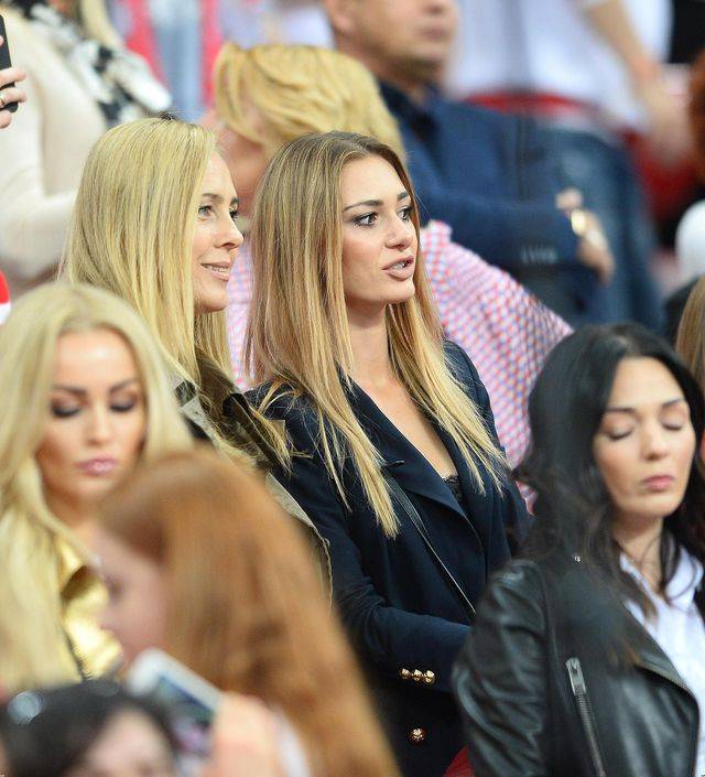 Anna Lewandowska i inni kibicują podczas meczu Polska-Rumunia