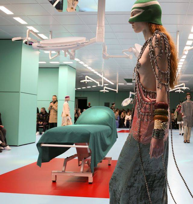 SZOKUJĄCY pokaz Gucci jesień/zima 2018 – modelki niosły swoje głowy!