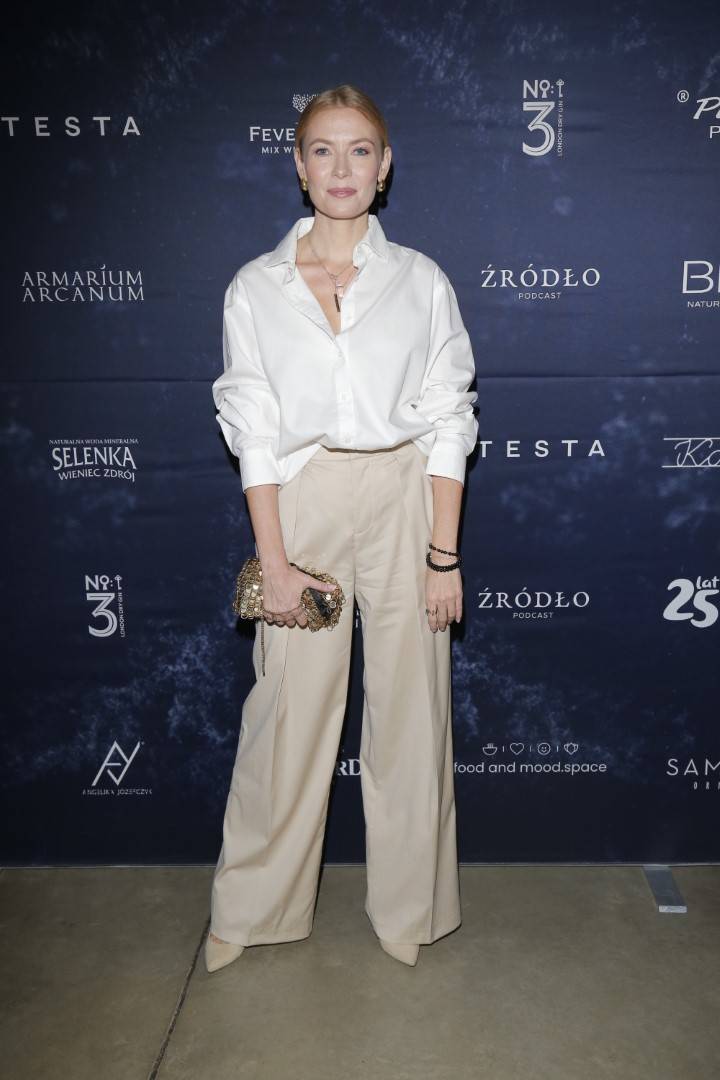 Plejada celebrytów na wernisażu: Smaszcz tym razem z zakrytym dekoltem, Mrozińska z córką, Wendzikowska (ZDJĘCIA)