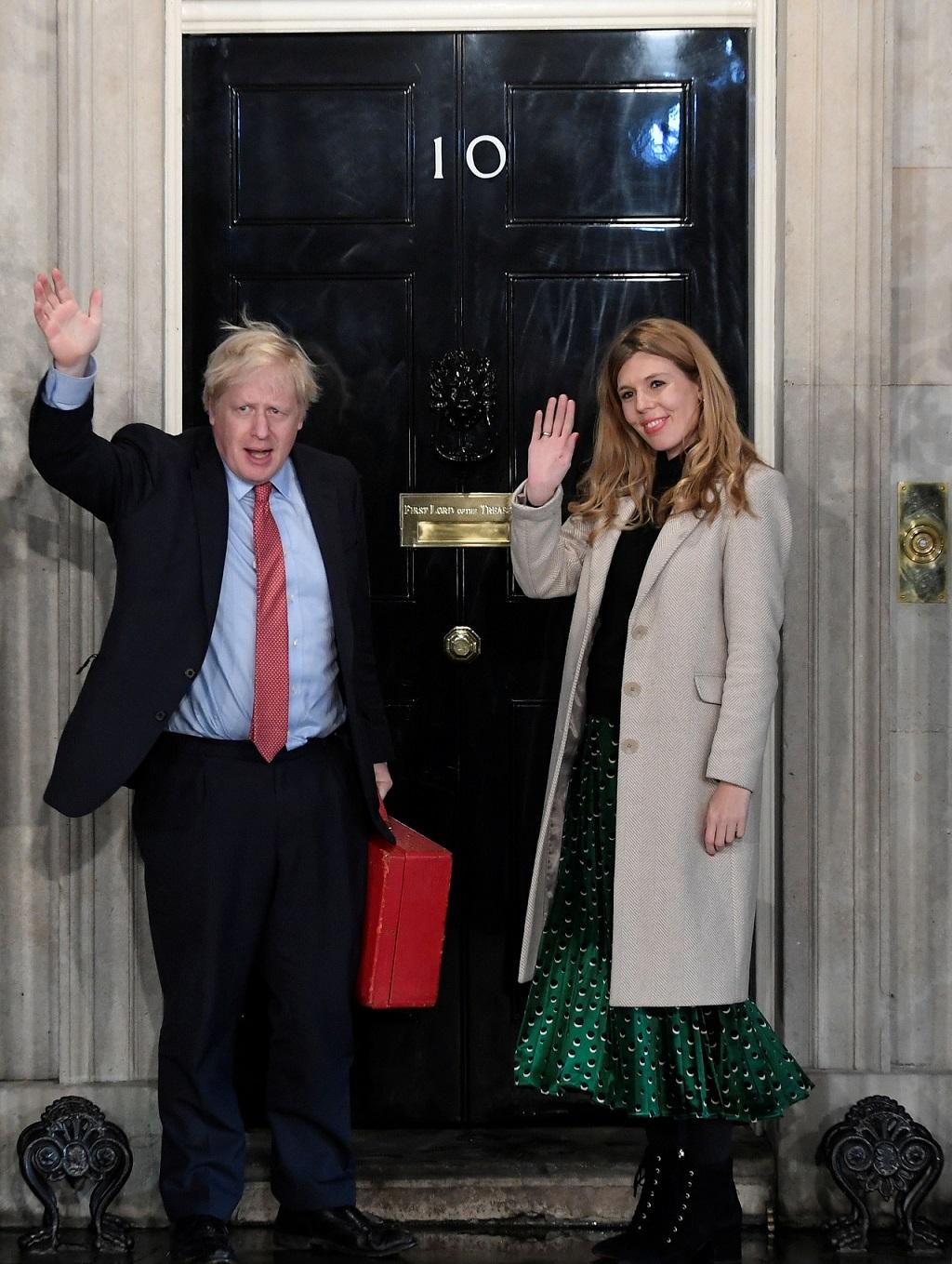 Kim jest narzeczona Borisa Johnsona? Carrie Symonds i Boris Johnson przed wejściem do swojego mieszkania.