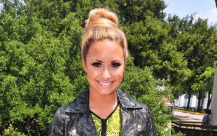 Dlaczego Demi Lovato się okaleczała?