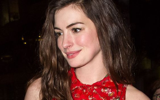 Gorzej nie mogła wybrać – Anne Hathaway pokazuje, jakich sukienek NIE NOSIĆ