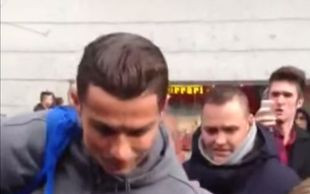 Przebrany Cristiano Ronaldo gra w piłkę z dziećmi (VIDEO)