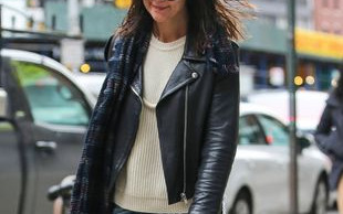 Katie Holmes nie farbuje siwych włosów (FOTO)