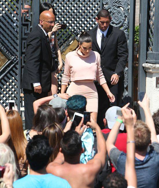 Kim Kardashian pozdrawia fanów z balkonu