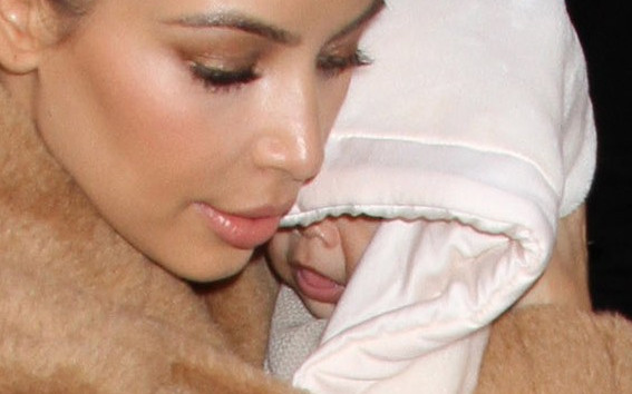 Wydekoltowana Kim Kardashian z małą Nori