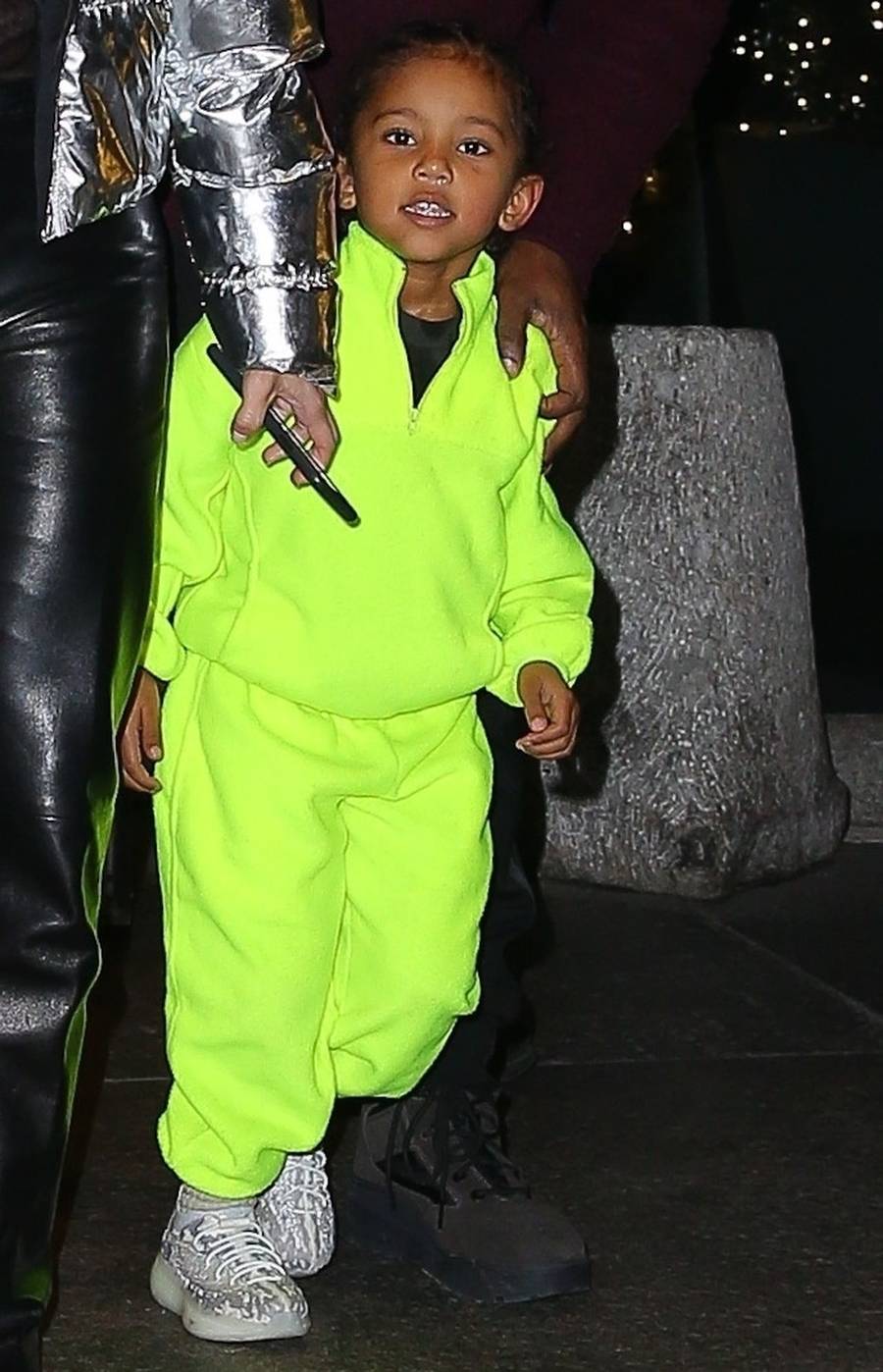 Tak to wygląda, gdy zabierasz dzieci do restauracji – Kim Kardashian i Kanye West ogarniają North i Sainta