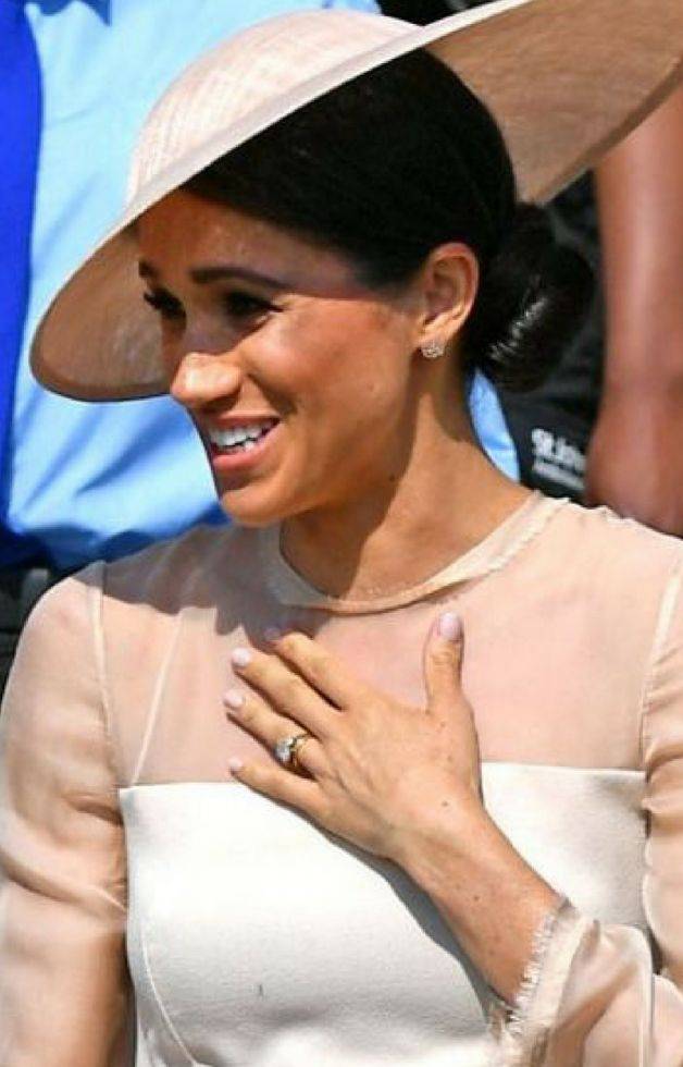 To dlatego Meghan Markle nosi jasne sukienki. Chodzi o spory PROBLEM!