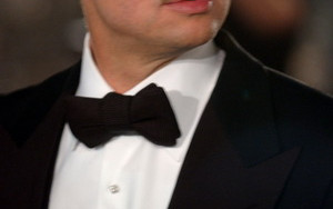 Żółciutki Brad Pitt reklamuje komórki (VIDEO)