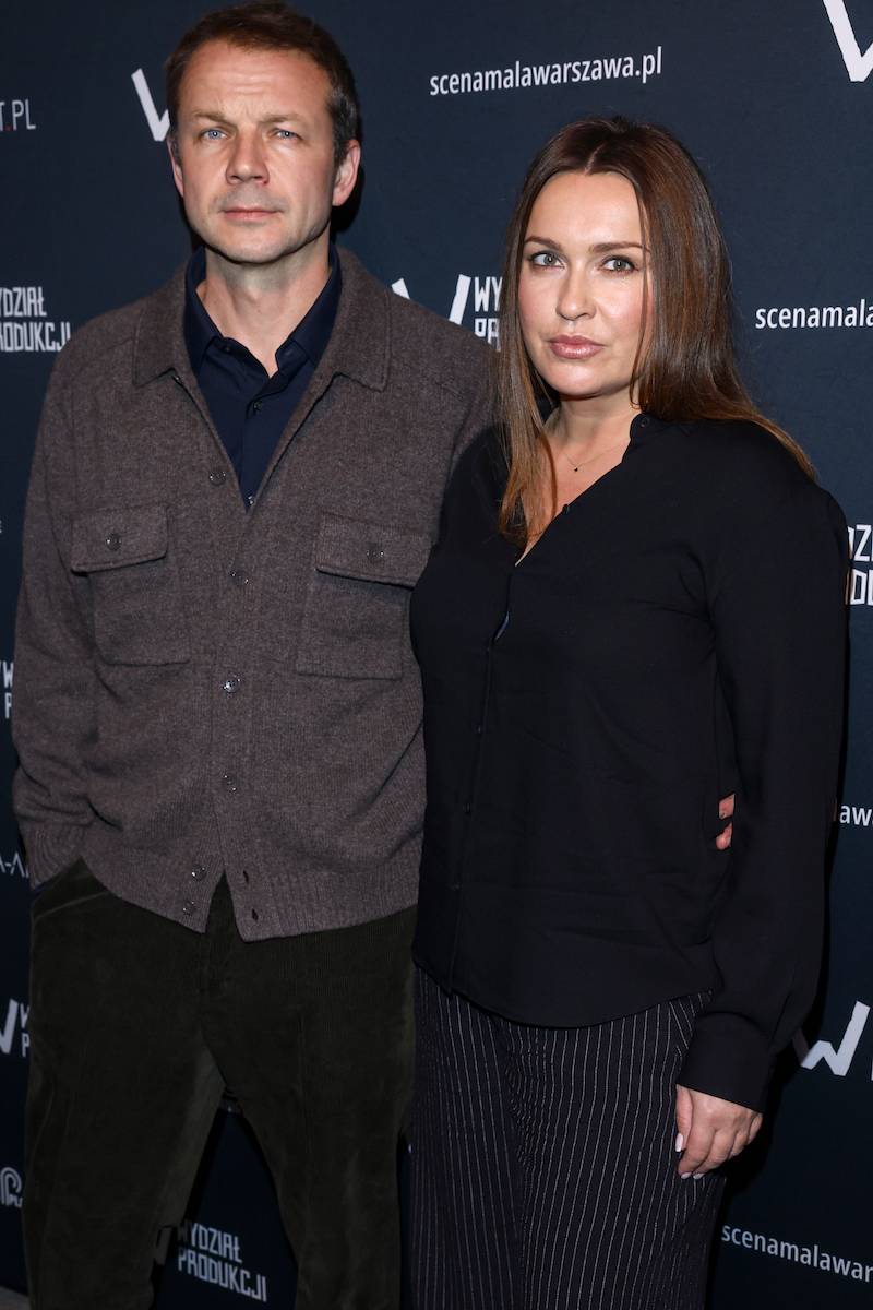 Lesław Żurek dementuje plotki o romansie. Właśnie pojawił się z żoną na premierze sztuki “Bez hamulców”