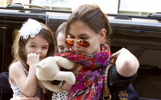 Katie Holmes daje Suri żelki w kształcie penisów (FOTO)