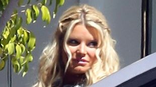 Jessica Simpson piła margaritę karmiąc piersią