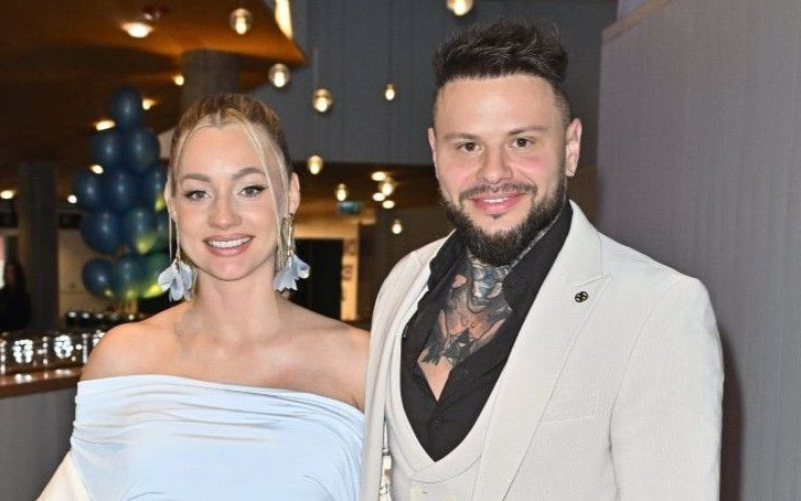 Gwiazda odsłania ciążowy brzuszek na wielkiej gali. Poród już niebawem