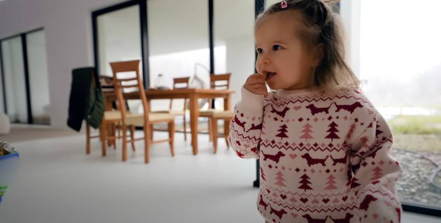 Dom rodziców Wersow. Beton, biel i ogromna przestrzeń (ZDJĘCIA)