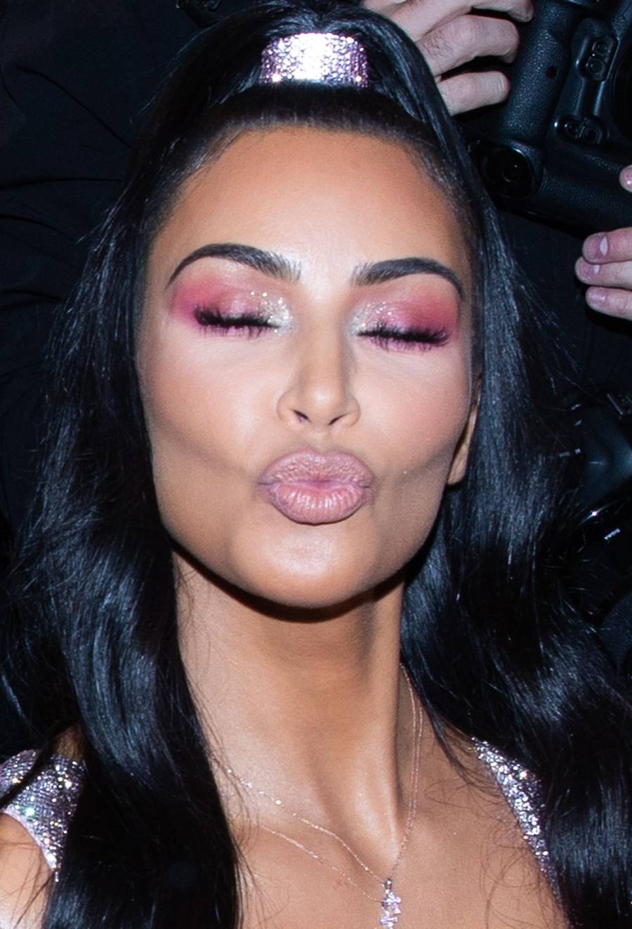 Kim Kardashian na pokazie VERSACE w liliowej SEXY mini