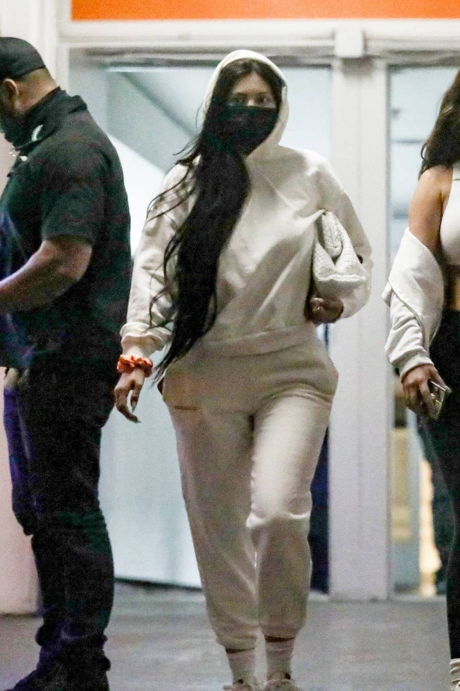 Kylie Jenner wychodzi z salonu piękności.