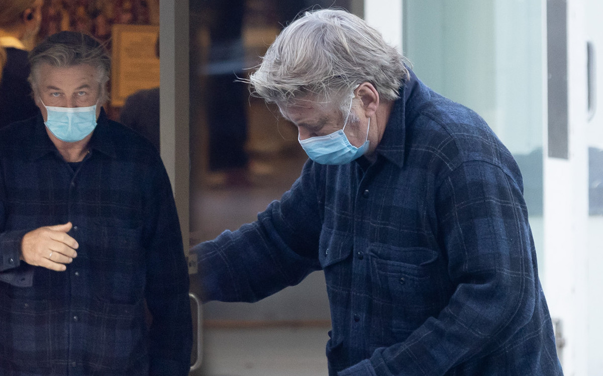 Alec Baldwin ukrywa twarz przed paparazzi (ZDJĘCIA)