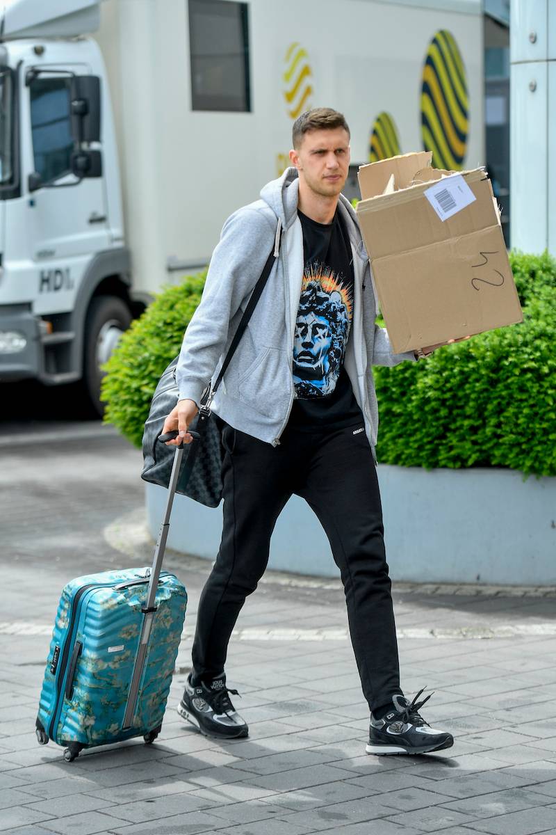 Zgrupowanie reprezentacji Polski przed Ligą Narodów. Milika przywiozła ukochana, a co się stało Karolinie Szostak? Zobaczcie na jej twarz