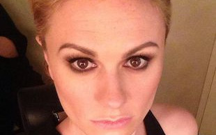 Anna Paquin przefarbowała włosy na odważny kolor (FOTO)