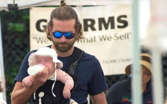 Bradley Cooper i Irina Shayk na spacerze z płaczącą córeczką