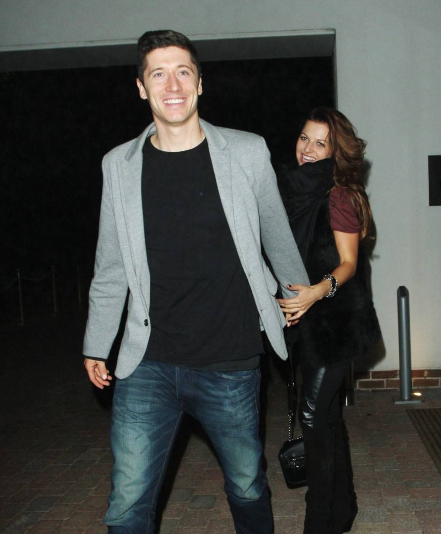 Gdy się poznali, żyli w skrajnej biedzie: “Po kuchni biegały karaluchy”. Historia miłości Lewandowskich