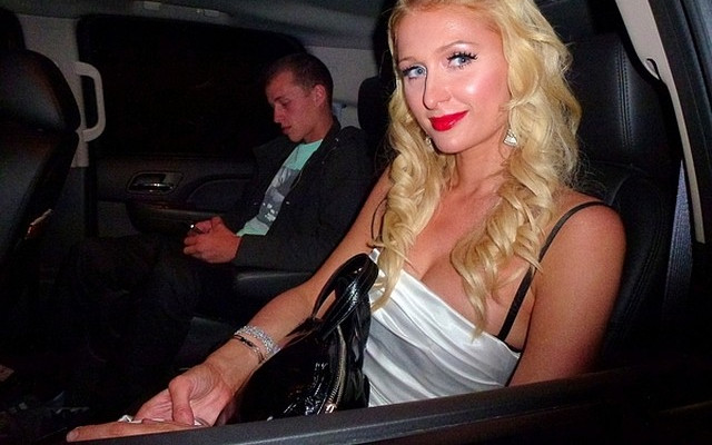 Paris Hilton imprezuje z bratem (FOTO)