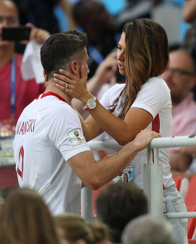 Anna Lewandowska pociesza Roberta po przegranym meczu z Senegalem