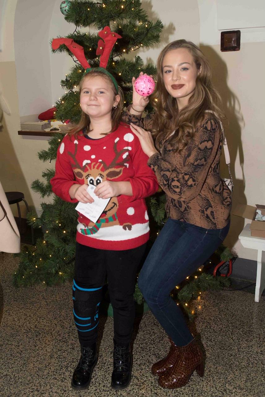 Gwiazdy odwiedziły dzieci w świetlicy na Pradze – malowanie bombek i kolędy