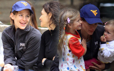Jennifer Garner z córeczkami w parku (FOTO)