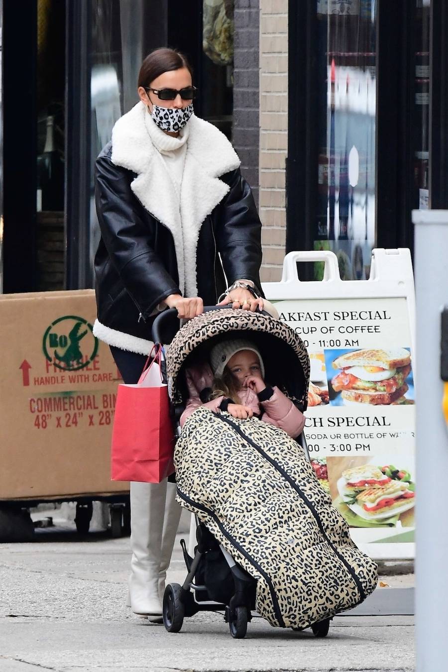 Irina Shayk o poranku spaceruje z córką. Ma na sobie najmodniejszą stylizację sezonu