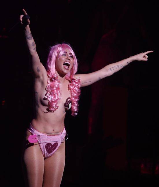 Wyuzdane stroje sceniczne Miley Cyrus