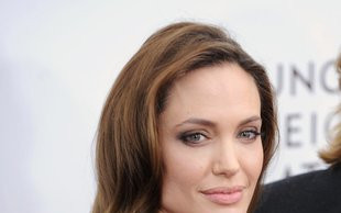 Oto sekret pięknej cery Angeliny Jolie (FOTO)