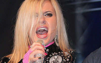 Doda marzła w plastikowym namiocie