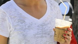 Olivia Palermo nie zdejmuje swojego wielkiego pierścionka