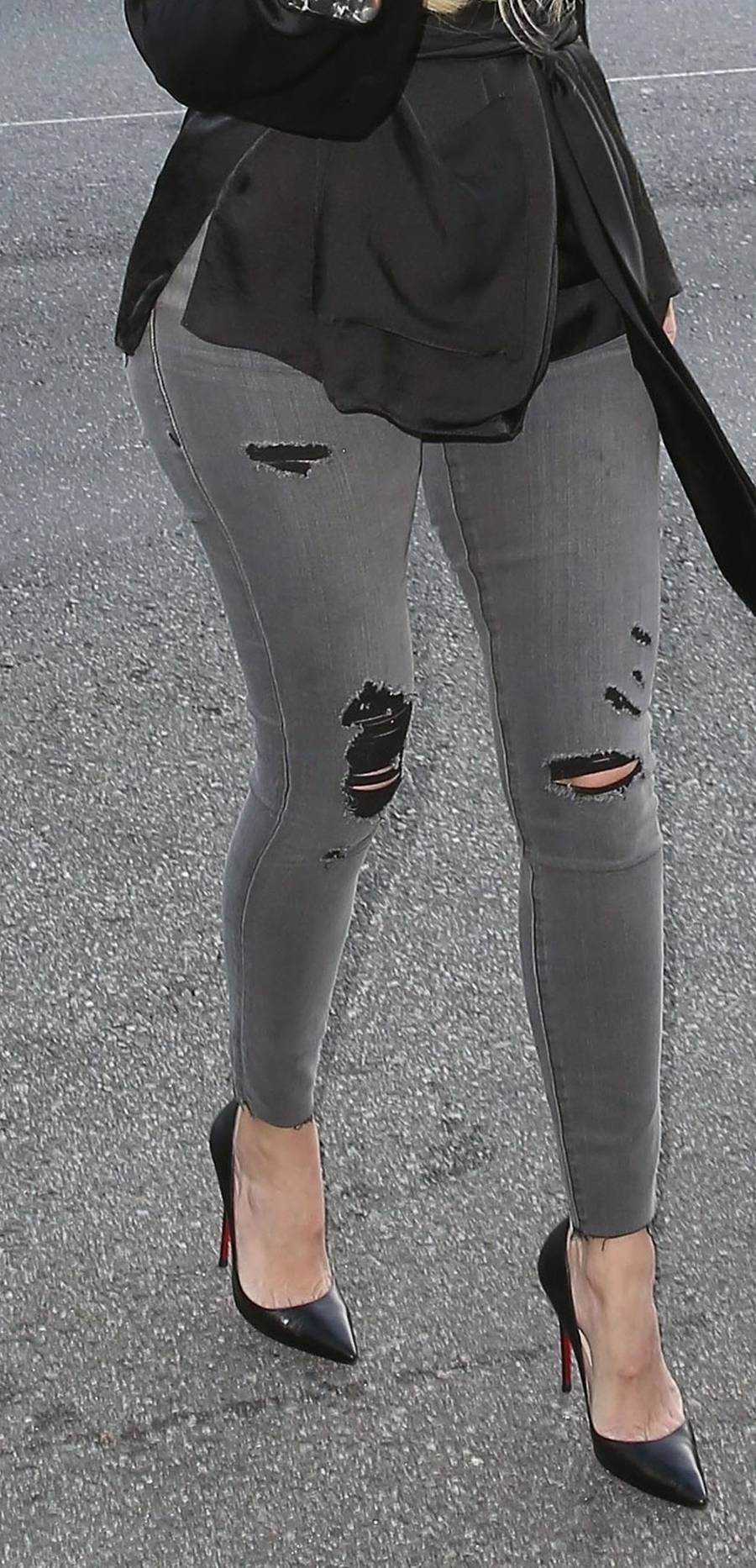 Khloe Kardashian w Loubouitinach i obcisłych dżinsach