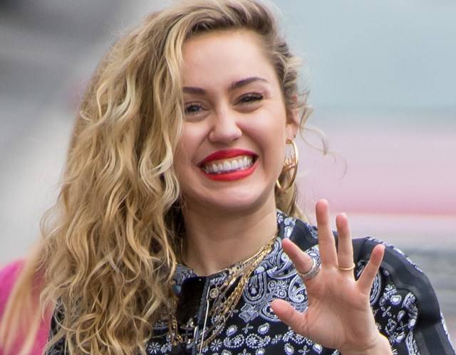 Miley Cyrus jest w ciąży?! Próbowała schować brzuszek