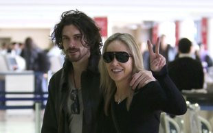 Jest młodszy od niej o prawie 30 lat… (FOTO)