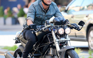 Justin Theroux na monsterze (FOTO)