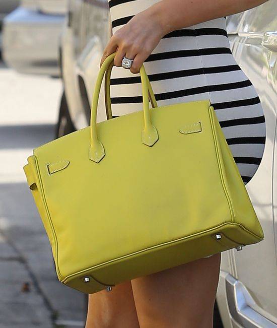 Khloe Kardashian w modnych paskach