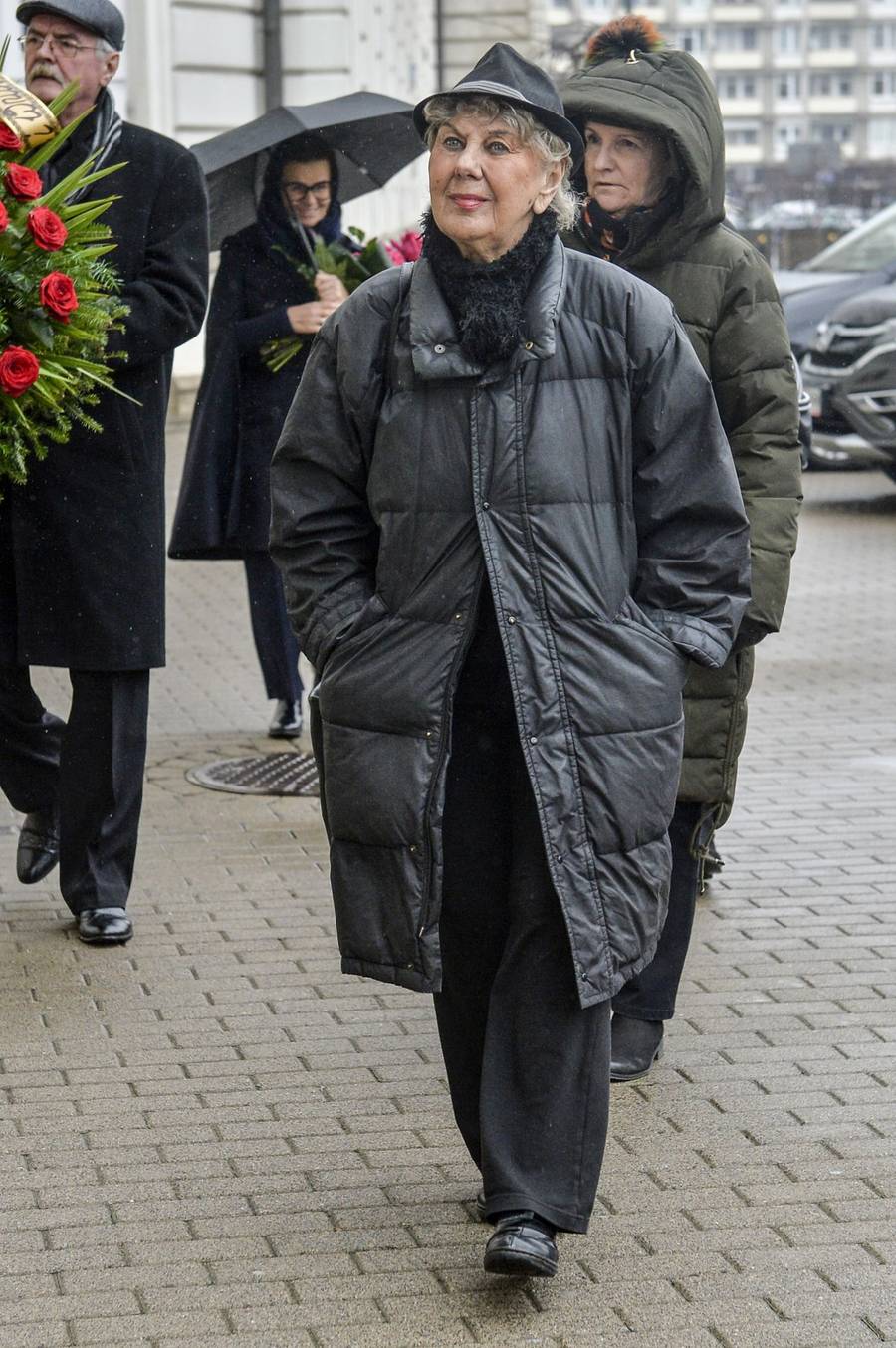 Pogrzeb Jerzego Gruzy – reżysera “Czterdziestolatka”. Banasiuk z ojcem, Olejnik z partnerem, Olbrychski z żoną