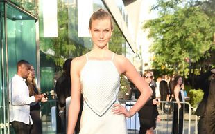 Kto się tak poświęcił dla piękna na gali CFDA? (FOTO)