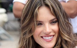 Alessandra Ambrosio farbuje swojego psa!