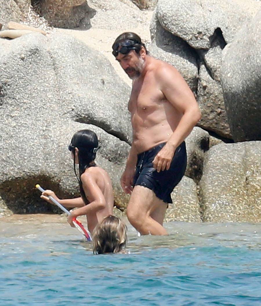 Penelope Cruz pluska się w morzu na wakacjach z mężem i dziećmi (ZDJĘCIA)