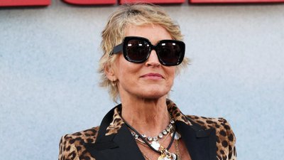 66-letnia Sharon Stone maluje obraz topless. Chwali się zgrabną sylwetką
